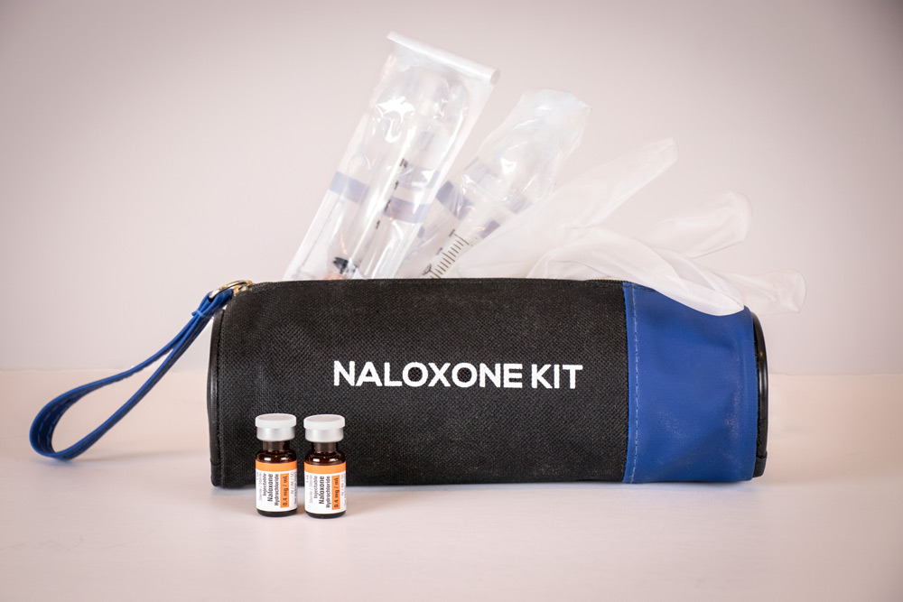 Nalaxone administration kit